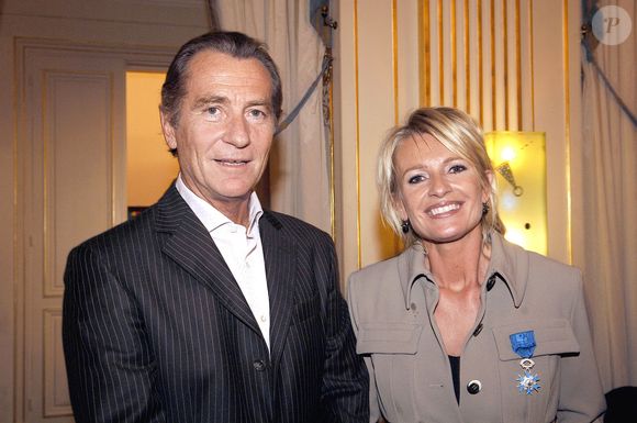 "J’ai vu cet homme radicalement différent de ce que je connaissais. Il était éteint. Je l’ai vu revenir à la vie", a-t-elle révélé. 

La présentatrice Sophie Davant pose avec William Leymergie après avoir reçu la médaille de l'Ordre des Chevaliers des Arts et des Lettres des mains du ministre français de la culture et de la communication, Renaud Donnedieu de Vabres, lors d'une cérémonie au ministère de la culture à Paris le 27 septembre 2005. Photo par Giancarlo Gorassini/ABACAPRESS.COM