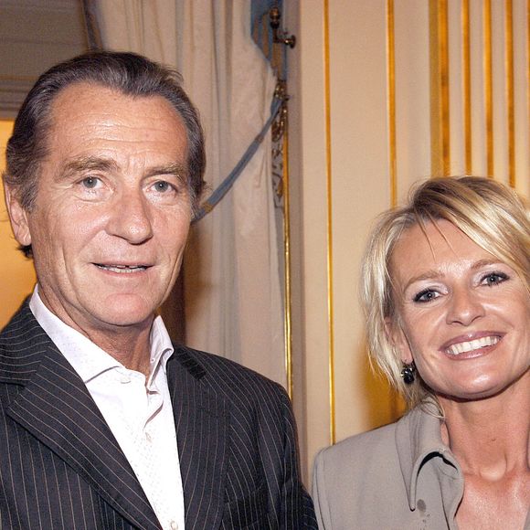"J’ai vu cet homme radicalement différent de ce que je connaissais. Il était éteint. Je l’ai vu revenir à la vie", a-t-elle révélé. 

La présentatrice Sophie Davant pose avec William Leymergie après avoir reçu la médaille de l'Ordre des Chevaliers des Arts et des Lettres des mains du ministre français de la culture et de la communication, Renaud Donnedieu de Vabres, lors d'une cérémonie au ministère de la culture à Paris le 27 septembre 2005. Photo par Giancarlo Gorassini/ABACAPRESS.COM