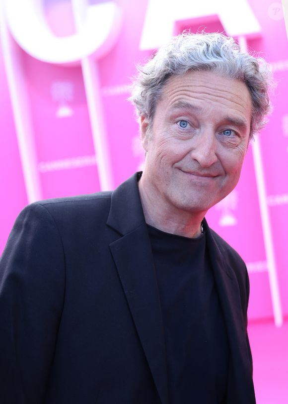 Un temps, sa femme et sa fille l’avaient rejoint en Camargue, avant de remonter à Paris.

Benjamin Baroche sur le pink carpet lors du festival Canneseries saison 8 au palais des festivals à Cannes le 27 avril 2025.

© Denis Guignebourg / Bestimage