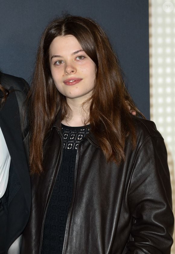 Anna Biolay, 22 ans, suit les traces artistiques de sa famille et débute sa carrière d’actrice.

Anna Biolay (fille de B.Biolay et C.Mastroianni) lors de l'avant-première du film "Rosalie" au cinéma Pathé Wepler à Paris le 4 avril 2024.

© Marc Ausset-Lacroix / Bestimage