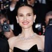 Une star hollywoodienne connue pour sa beauté réapparaît après 17 ans d'absence à Cannes face à Natalie Portman, divine en robe en robe écailles