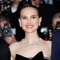 Une star hollywoodienne connue pour sa beauté réapparaît après 17 ans d'absence à Cannes face à Natalie Portman, divine en robe écailles
