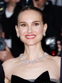Une star hollywoodienne connue pour sa beauté réapparaît après 17 ans d'absence à Cannes face à Natalie Portman, divine en robe écailles