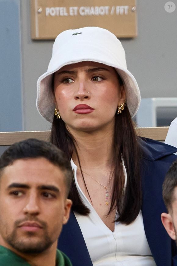 Lénie dans les tribunes des Internationaux de France de tennis de Roland Garros 2024 à Paris le 27 mai 2024. © Moreau-Jacovides/Bestimage