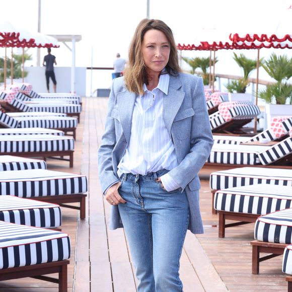 Laura Smet lors du photocall de "Surface" sur la plage du Majestic lors du festival CanneSeries saison 8 à Cannes, France, le 28 avril 2025. © Denis Guignebourg/Bestimage