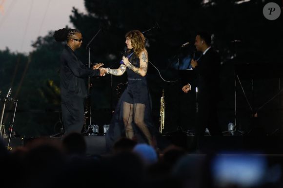Kalash (Kévin Valleray), Daphné Bürki, Mohamed Bouhafsi - Soirée du "Grand Concert de la fête de la musique" au Jardin des Tuileries, autour de la vasque olympique, présentée par D. Bürki et M. Bouhafsi et retransmis en direct sur France 2 à Paris le 21 juin 2025. © Marc Ausset-Lacroix - Jack Tribeca - Christophe Clovis / Bestimage