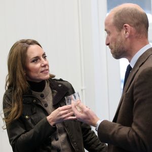 Le prince William, prince de Galles, et Catherine (Kate) Middleton, princesse de Galles, visitent un producteur de cidre, "Long Meadow Cider" à Portadown (Irlande), le 14 octobre 2025 © GoffPhotos/Pool/Bestimage