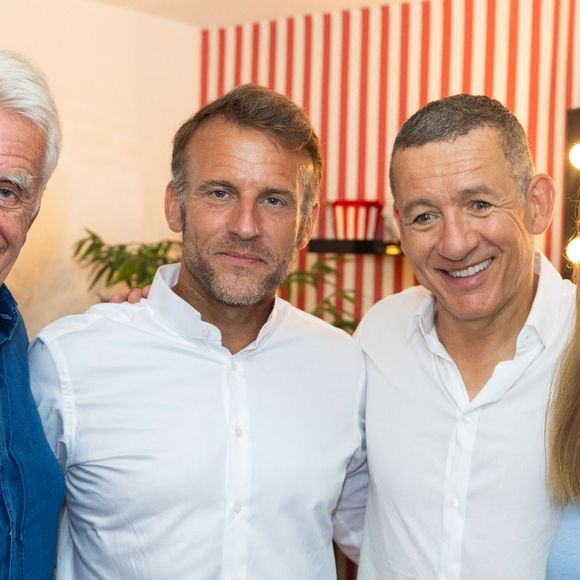 Gilbert Coullier, le président Emmanuel Macron, Dany Boon, Nicole Coullier au spectacle de Dany Boon "Clown n'est pas un métier" lors du 41ème Festival de Ramatuelle le 12 août 2025. 
© Cyril Bruneau / Bestimage