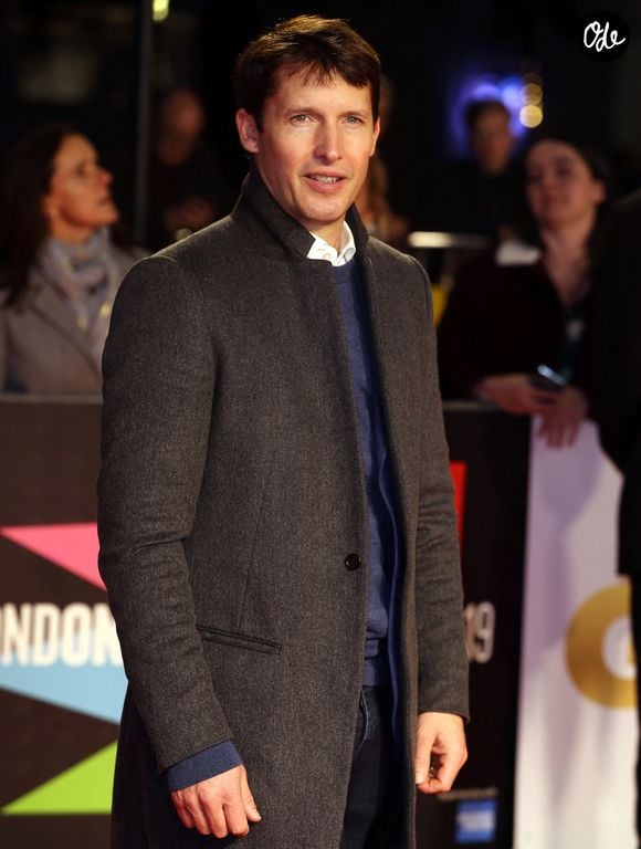 Mais plutôt que de rédiger un long communiqué, il a simplement partagé un article du journaliste Dean Piper, sobrement intitulé Hayden Panettiere et James Blunt : un lynchage sur Internet, en l'accompagnant d'un émoji faisant un regard en coin.

James Blunt à la première de "Greed" lors du 63ème Festival International du Film de Londres, le 9 octobre 2019.