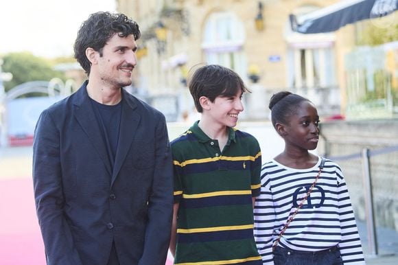 Joseph Engel entouré de Louis Garrel et sa fille Oumy (Céline) - Première du film "La croisade" lors du 69ème Festival International du Film de San Sebastian. Le 18 septembre 2021. Backgrid USA / Bestimage