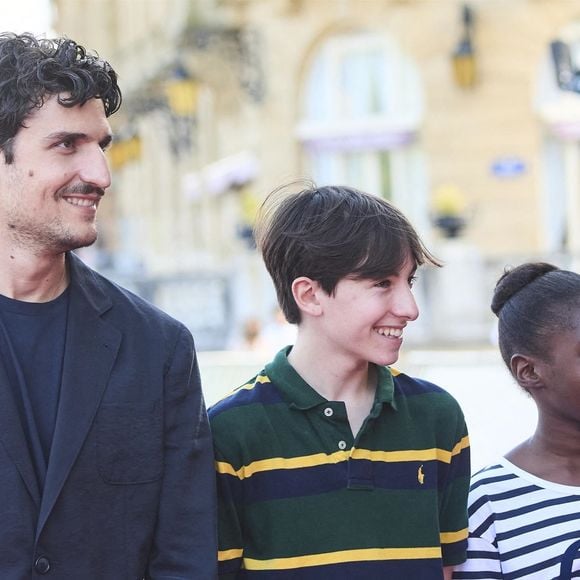 Joseph Engel entouré de Louis Garrel et sa fille Oumy (Céline) - Première du film "La croisade" lors du 69ème Festival International du Film de San Sebastian. Le 18 septembre 2021. Backgrid USA / Bestimage