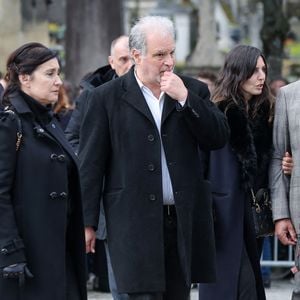 Raphaël Mezrahi aux arrivées des obsèques d'Emilie Dequenne au cimetière Père Lachaise à Paris, France, le 26 mars 2025. © Cyril Moreau/Bestimage
