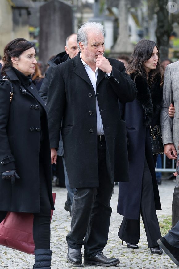 Raphaël Mezrahi aux arrivées des obsèques d'Emilie Dequenne au cimetière Père Lachaise à Paris, France, le 26 mars 2025. © Cyril Moreau/Bestimage