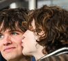 Il a également levé le voile sur sa sexualité en précisant les raisons qui l'ont poussé à faire son coming out "dans l'urgence" alors qu'il n'avait que 18 ans...

Pierre de Maere et un ami dans les tribunes lors du match de football Ligue 1 McDonald's opposant le Paris Saint-Germain à Toulouse Football Club au Parc des Princes à Paris, France, le 3 avril 2026. Matthieu Mirville/Bestimage
