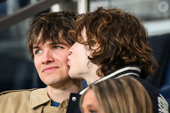 Il a également levé le voile sur sa sexualité en précisant les raisons qui l'ont poussé à faire son coming out "dans l'urgence" alors qu'il n'avait que 18 ans...

Pierre de Maere et un ami dans les tribunes lors du match de football Ligue 1 McDonald's opposant le Paris Saint-Germain à Toulouse Football Club au Parc des Princes à Paris, France, le 3 avril 2026. Matthieu Mirville/Bestimage