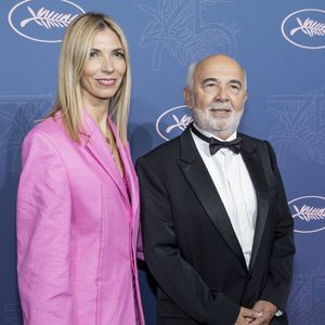 Gérard Jugnot partage la vie de Patricia Campi, une ancienne juriste marseillaise de 30 ans sa cadette.

Gérard Jugnot et sa femme Patricia Campi - Photocall du dîner d'ouverture du 75ème Festival International du Film de Cannes.

© Borde-Jacovides-Moreau / Bestimage