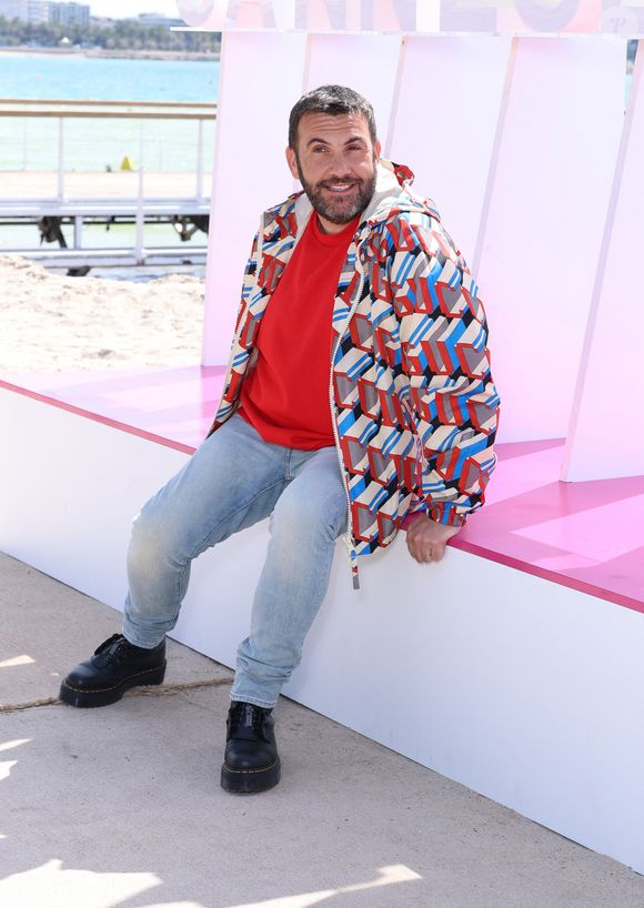 Fort de son succès, un réseau de campings a été lancé en 2020 sous ce même nom, avec près de 90 établissements répartis à travers la France.

Laurent Ournac lors du photo call de ''Camping paradis'  sur la plage du Majestic lors de la 7eme saison de 'CanneSeries' à Cannes le 6 Avril 2024 

Denis Guignebourg/BestImage