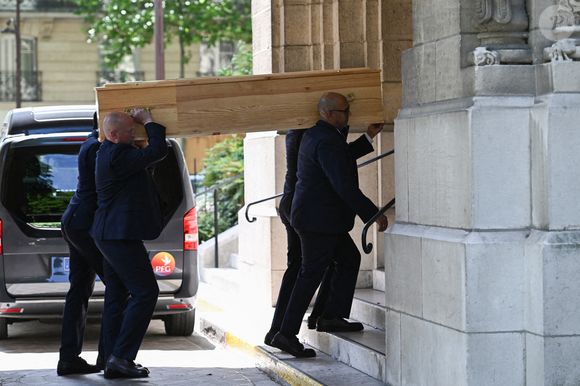 Coffin lors de la cérémonie d'enterrement de Daniel Bilalian à l'église Saint-Pierre de Neuilly-sur-Seine, près de Paris, France, le 22 mai 2025. Le journaliste, présentateur et animateur de télévision français Daniel Bilalian est décédé le 14 mai 2025 à l'âge de 78 ans. Photo by Firas Abdullah/ABACAPRESS.COM