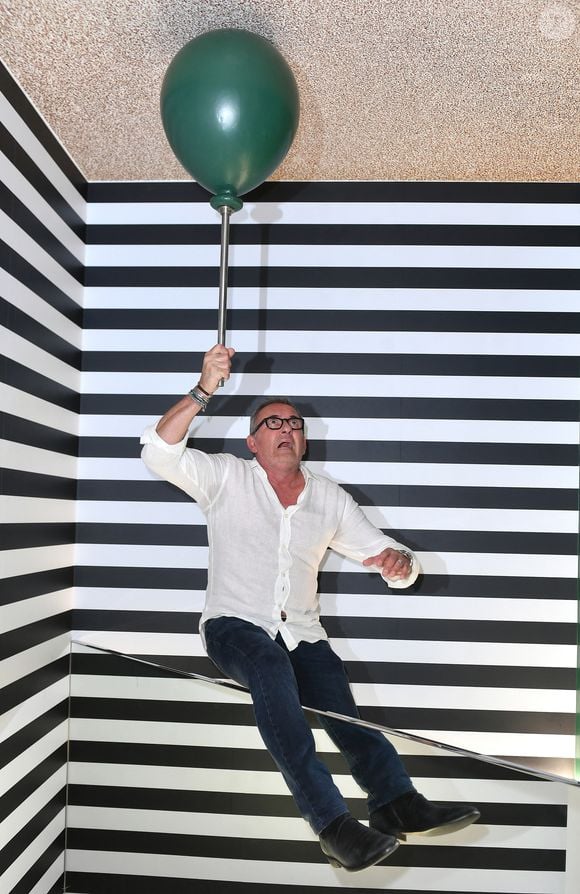Christophe Dechavanne - Inauguration du Paradox Museum à Paris le 13 juin 2023. Nos musées (Le Paradox Museum est également présent à Miami, Oslo et Stockholm, Limassol et Barcelone) sont des expériences qui font chavirer les esprits, des trompe-l’œil et des expériences fantastiquement amusantes". © Veeren/Bestimage