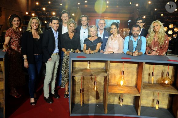 Elle explique ainsi dans la presse que la voir à la télé peut mettre en confiance les clients.

Exclusif - Sophie Davant entourée par Anne-Catherine Verwaerde, Stephane Vanhandenhoven, Caroline Margeridon, Damien Tison, Gerald Watelet, Diane Chatelet, François Cases Bardina, Pierre François Garcier et Alexandra Morel - Backstage de l'enregistrement de l'émission prime "Affaire conclue" dans les écuries du château de Chantilly, présentée par S.Davant et qui sera diffusée sur France 2 le 15 septembre 2020. Le 9 juillet 2020 © Guillaume Gaffiot / Bestimage
