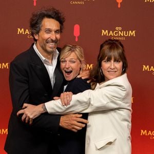 Participer à "Fort Boyard" n'a pas laissé un bon souvenir à Daphné Bürki.

Vincent Elbaz, Anne-Elisabeth Lemoine, Daphné Burki - Soirée sur la plage Magnum lors du 76ème Festival International du Film de Cannes. © Cannes Magnum/Jeremy Melloul/Bestimage