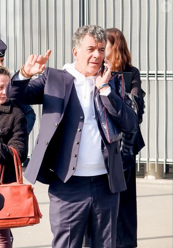 Stéphane Plaza en larmes à la sortie de son procès après avoir été reconnu coupable de "violences habituelles par concubin" et condamné à 12 mois de prison avec sursis, à Paris, France, le 18 février 2025. L'agent immobilier de 54 ans est jugé pour "violences physiques et/ou psychologiques habituelles par concubin" entre 2018 et 2022 sur une ancienne compagne, Amandine, ainsi que pour "violences psychologiques habituelles par concubin" sur Paola, entre 2021 et 2022. © Florian Savina/Bestimage