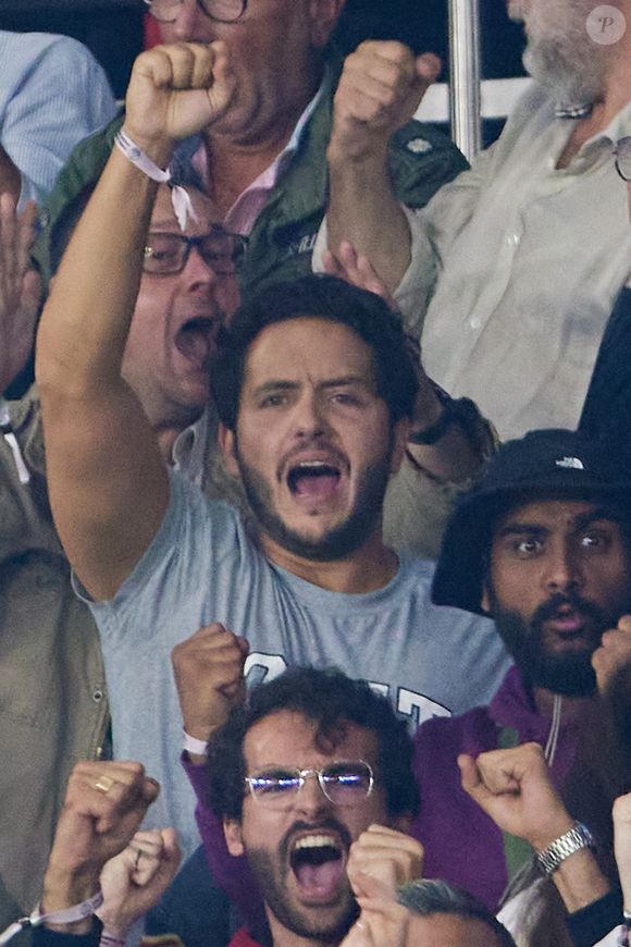La raison ? Le jeune homme a rasé toute sa barbe.

Alexandre Kominek dans les tribunes lors du match de Ligue Des Champions au Parc Des Princes, le 19 septembre 2023

Photo : Cyril Moreau / Bestimage