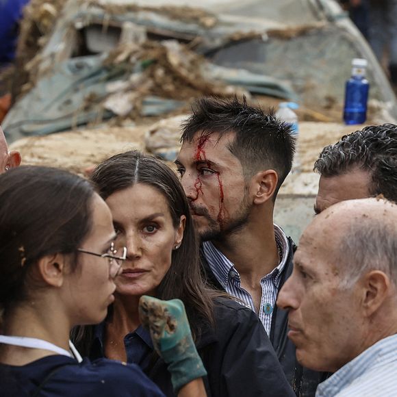 Inondations meurtrières dans le Sud de l'Espagne: le roi Felipe VI, la reine Letizia d’Espagne et la Premier Ministre Pedro Sanchez accueillis au cri d’« assassins ! » par une foule en colère