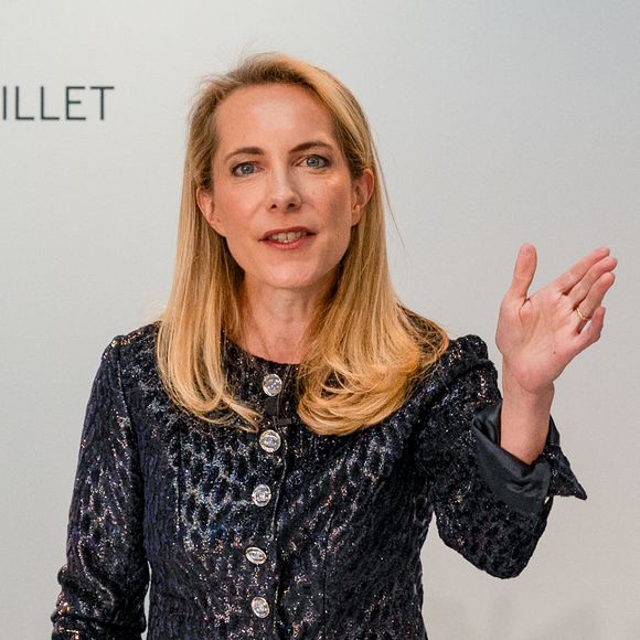 La commissaire-priseur Aurélie Vandevoorde - Le tout premier sac Hermès Birkin, conçu pour Jane Birkin en 1985, a été vendu aux enchères pour 8,58 millions d'euros chez Sotheby's Paris, lors de la vente aux enchères "Fashion Icons" à Paris, France, le 10 juillet 2025. © Jonathan Jacob/Bestimage