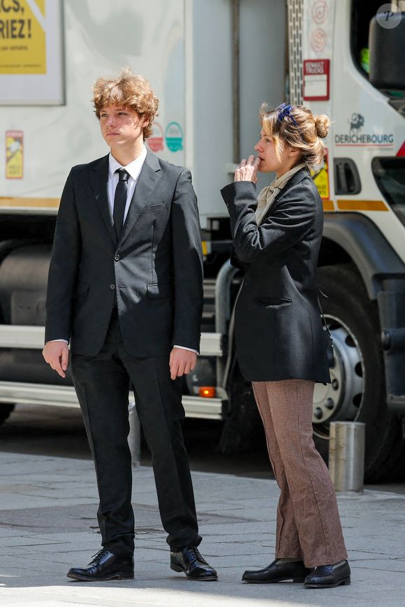 Yasmine Lavoine et Roman Lavoine, petits-enfants du défunt -  Arrivées aux obsèques du prince Jean-Stanislas Poniatowski en l'Eglise polonaise à Paris, France, le 29 avril 2024. © Jacovides-Moreau/Bestimage
