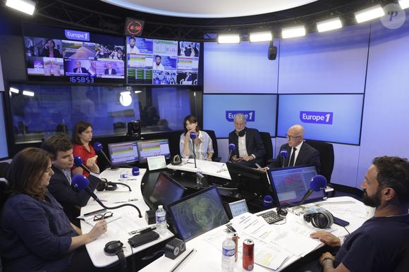 Exclusif - Valérie Benaim, Gauthier Le Bret, Géraldine Maillet, Gilles Verdez, Eric Ciotti, Cyril Hanouna sur le plateau de l’émission « On Marche Sur La Tête » présentée pa C. Hanouna dans les studios d’ Europe 1 à Paris, France, le 24 juin 2024. © Jack Tribeca / Bestimage