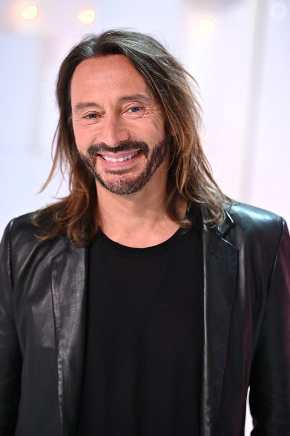 "Qui de mieux que ta maman pour gérer les royalties, les artistes... Tu sais qu'il ne manque pas un centime. Tout va bien et c'est génial de travailler en famille", se réjouit-il.

Exclusif - Bob Sinclar - Enregistrement de l'émission "Vivement Dimanche prochain", présentée par M.Drucker et diffusée le 3 octobre
© Guillaume Gaffiot / Bestimage