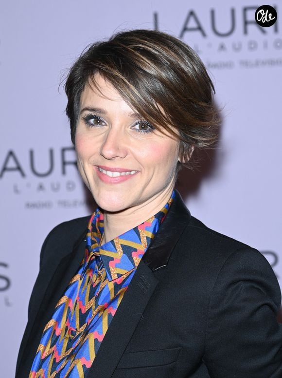 Au-delà de cette logistique stricte, son rôle de mère influence directement sa ligne éditoriale.

Mélanie Taravant - 28ème cérémonie des Lauriers de l'Audiovisuel au théâtre Marigny à Paris le 20 février 2023. © Coadic Guirec/Bestimage