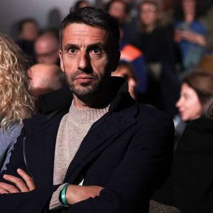 La directrice générale de France Télévisions Delphine Ernotte et Tony Estanguet assistent à une cérémonie marquant une décennie depuis les attaques terroristes du 13 novembre 2015 dans lesquelles 130 civils ont été tués, au "Jardin du 13 novembre 2015" à Paris le 13 novembre 2025. Photo par Stéphane Lemouton/Pool/ABACA