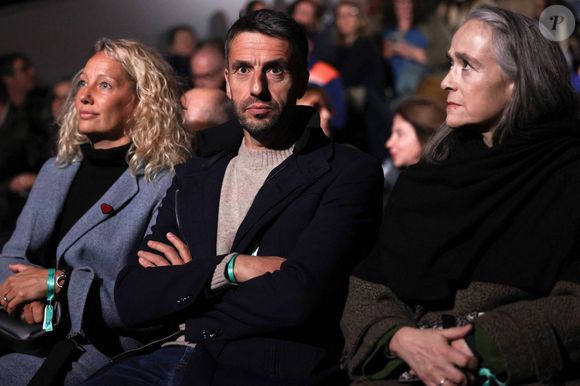 La directrice générale de France Télévisions Delphine Ernotte et Tony Estanguet assistent à une cérémonie marquant une décennie depuis les attaques terroristes du 13 novembre 2015 dans lesquelles 130 civils ont été tués, au "Jardin du 13 novembre 2015" à Paris le 13 novembre 2025. Photo par Stéphane Lemouton/Pool/ABACA