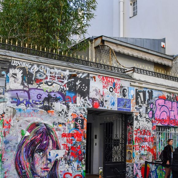Les mots qu’elle emploie pour évoquer le lieu de vie et de mort de son père résonnent donc simplement : “Je n’ai jamais considéré que c’était chez moi.” 

Maison de Serge Gainsbourg (35ème anniversaire de sa mort) à Paris, France, le 2 mars 2026. © Alexandre Fay/PixPlanete/Bestimage