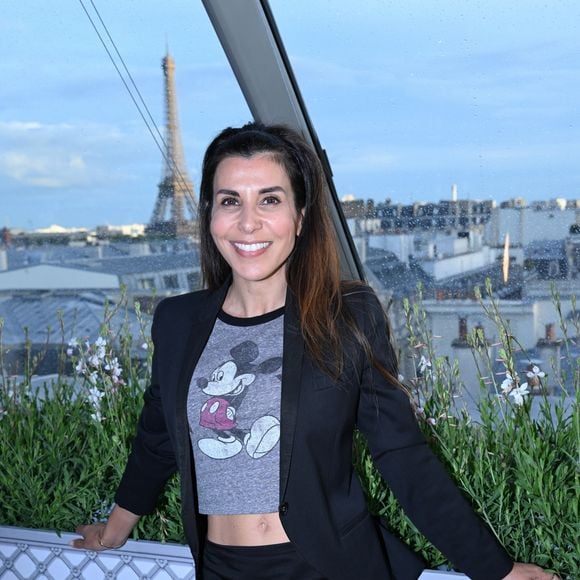 L’événement a marqué le retour d’un lieu emblématique de la capitale dans une ambiance festive et élégante.

Reem Kherici - Réouverture du rooftop « L'heure dorée » de l'hôtel Peninsula à Paris le 10 juin 2026. © Rachid Bellak/Bestimage