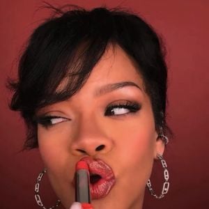 Rihanna choisit l'accessibilité en intégrant Rose Amber directement sur WhatsApp. Une décision stratégique pour rester en contact direct avec sa communauté mondiale, 24h/24.

Rihanna porte des boucles d'oreilles Messika sur un de ses post pour sa marque Fenty Beauty le 23 février 2025.

© Messika via Bestimage