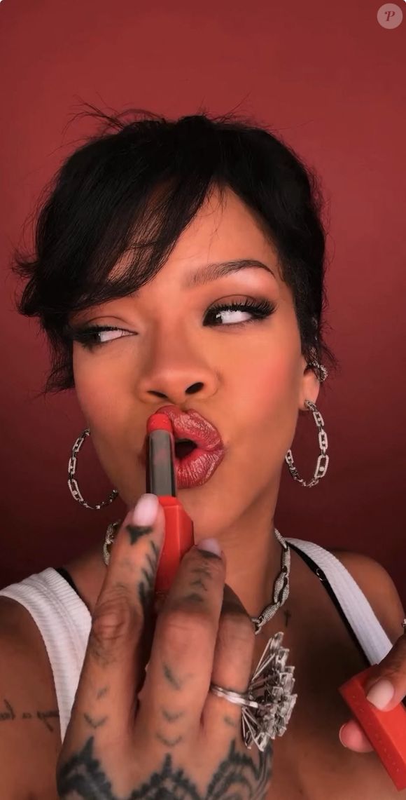 Rihanna choisit l'accessibilité en intégrant Rose Amber directement sur WhatsApp. Une décision stratégique pour rester en contact direct avec sa communauté mondiale, 24h/24.

Rihanna porte des boucles d'oreilles Messika sur un de ses post pour sa marque Fenty Beauty le 23 février 2025.

© Messika via Bestimage