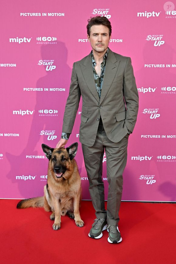 Exclusif - John Reardon et Diesel vom Burgimwald aka Rex sont au MIPTV 2023 à Cannes, France, le 17 avril 2023 pour promouvoir la série "Hudsson et Rex" durant CanneSeries Saison 6.© Bruno Bebert/Bestimage