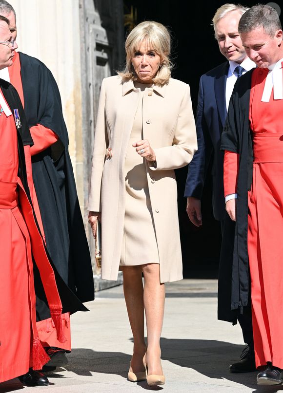 Emmanuel Macron (président de la République Française), et Brigitte Macron quittent l'abbaye de Westminster dans le cadre de leur voyage officiel à Londres, le 8 juillet 2025. Une cérémonie de dépôt de gerbe sur la tombe du Soldat inconnu s'y est déroulée.