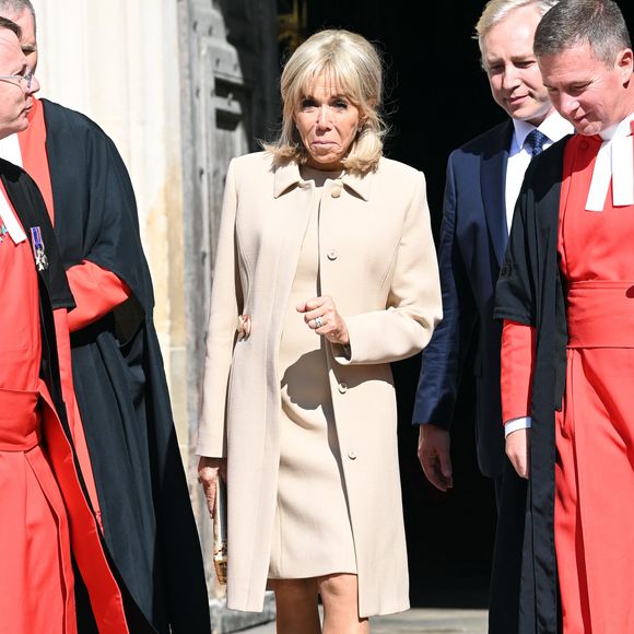 Emmanuel Macron (président de la République Française), et Brigitte Macron quittent l'abbaye de Westminster dans le cadre de leur voyage officiel à Londres, le 8 juillet 2025. Une cérémonie de dépôt de gerbe sur la tombe du Soldat inconnu s'y est déroulée.