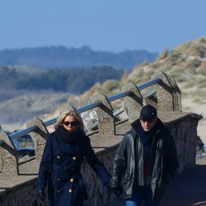 et rénovation de la villa aux briques rouges.  

Le président candidat Emmanuel Macron prend l'air vivifiant du bord de mer au Touquet avec sa femme Brigitte la veille du deuxième tour des élections présidentielles le 9 avril 2022