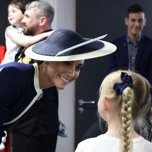 22 mai 25 - Son Altesse Royale la Princesse de Galles rencontre l'équipage du navire, leurs familles et leurs amis Son Altesse Royale la Princesse de Galles, marraine du HMS Glasgow, a donné aujourd'hui sa bénédiction au plus récent navire de guerre de la Royal Navy.  En frappant une bouteille de whisky contre la coque pour lui porter chance, Son Altesse Royale a officiellement baptisé le HMS Glasgow, la première des huit frégates de type 26 à la pointe de la guerre navale.  Sous les acclamations de centaines d'amis, de membres de la famille, de travailleurs, d'invités de marque et des 45 membres de l'équipage du navire sur le site de construction navale de BAE Systems à Scotstoun, la duchesse de Rothesay, comme on l'appelle en Écosse, a prononcé les mots consacrés : "Je nomme ce navire Glasgow. Que Dieu le bénisse, ainsi que tous ceux qui y servent". Photo by Dan Bladen/Royal Navy/SWNS/ABACAPRESS.COM