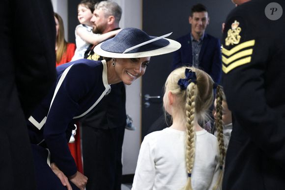 22 mai 25 - Son Altesse Royale la Princesse de Galles rencontre l'équipage du navire, leurs familles et leurs amis Son Altesse Royale la Princesse de Galles, marraine du HMS Glasgow, a donné aujourd'hui sa bénédiction au plus récent navire de guerre de la Royal Navy.  En frappant une bouteille de whisky contre la coque pour lui porter chance, Son Altesse Royale a officiellement baptisé le HMS Glasgow, la première des huit frégates de type 26 à la pointe de la guerre navale.  Sous les acclamations de centaines d'amis, de membres de la famille, de travailleurs, d'invités de marque et des 45 membres de l'équipage du navire sur le site de construction navale de BAE Systems à Scotstoun, la duchesse de Rothesay, comme on l'appelle en Écosse, a prononcé les mots consacrés : "Je nomme ce navire Glasgow. Que Dieu le bénisse, ainsi que tous ceux qui y servent". Photo by Dan Bladen/Royal Navy/SWNS/ABACAPRESS.COM