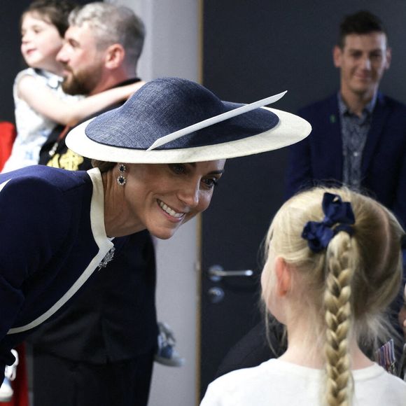 22 mai 25 - Son Altesse Royale la Princesse de Galles rencontre l'équipage du navire, leurs familles et leurs amis Son Altesse Royale la Princesse de Galles, marraine du HMS Glasgow, a donné aujourd'hui sa bénédiction au plus récent navire de guerre de la Royal Navy.  En frappant une bouteille de whisky contre la coque pour lui porter chance, Son Altesse Royale a officiellement baptisé le HMS Glasgow, la première des huit frégates de type 26 à la pointe de la guerre navale.  Sous les acclamations de centaines d'amis, de membres de la famille, de travailleurs, d'invités de marque et des 45 membres de l'équipage du navire sur le site de construction navale de BAE Systems à Scotstoun, la duchesse de Rothesay, comme on l'appelle en Écosse, a prononcé les mots consacrés : "Je nomme ce navire Glasgow. Que Dieu le bénisse, ainsi que tous ceux qui y servent". Photo by Dan Bladen/Royal Navy/SWNS/ABACAPRESS.COM