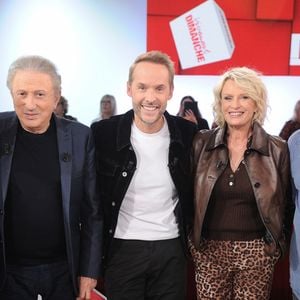 Exclusif - Chantal Ladesou, Michel Drucker, Damien Thevenot, Sophie Davant et Didier Barbelivien lors de l'enregistrement de l'émission Vivement Dimanche, au studio Rive gauche, à Paris, France, le 22 octobre 2025, présentée par M.Drucker, diffusée sur France 3 le 16 novembre 2025. © Guillaume Gaffiot/Bestimage