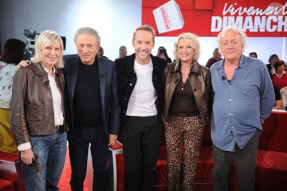 Exclusif - Chantal Ladesou, Michel Drucker, Damien Thevenot, Sophie Davant et Didier Barbelivien lors de l'enregistrement de l'émission Vivement Dimanche, au studio Rive gauche, à Paris, France, le 22 octobre 2025, présentée par M.Drucker, diffusée sur France 3 le 16 novembre 2025. © Guillaume Gaffiot/Bestimage