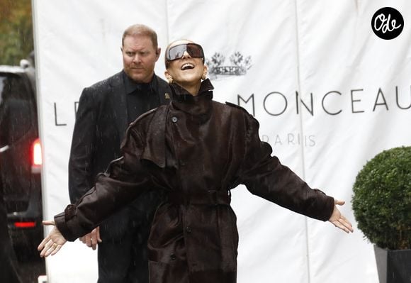Céline Dion salue ses fans sous la pluie, à la sortie de l’hôtel Royal Monceau à Paris, avant de rejoindre "La Plenitude Arena de Paris La Défense" pour poursuivre sa série de concerts, le 30 septembre 2026. © Marc Ausset Lacroix / Bestimage