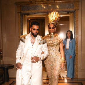 Russell Wilson et Ciara quittent le Ritz pour le Met Gala 2026, à New York.
© Bestimage